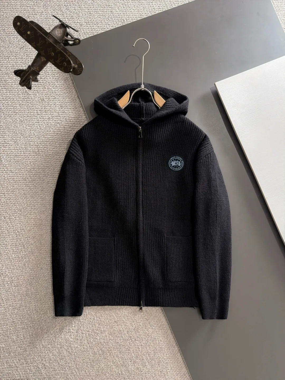 Next day shipment Big Goose high quality 2026 autumn and winter latest sweaters from the official website, on sale at the counter simultaneously Hot Sale! Specially made of wool blended fabric. It feels comfortable and can be directly in contact with the skin. The logo badge is exquisitely embroidered, which is extremely eye-catching! The details highlight the fashionable charm of big brands. Exquisite workmanship. Three-dimensional cutting style. The wearing effect is invincible and handsome! All three standards are complete! Sizes:M-3XL